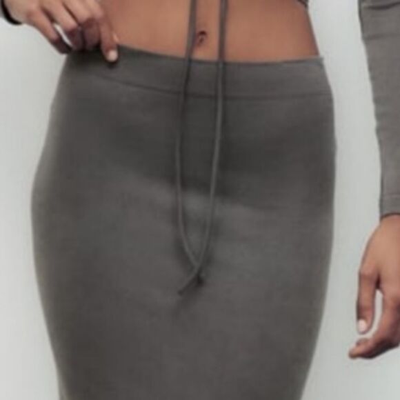 ZARA Dark Grey Seamless Fitted Tube Midi Skirt NWOT Size M/ L - Picture 4 of 12